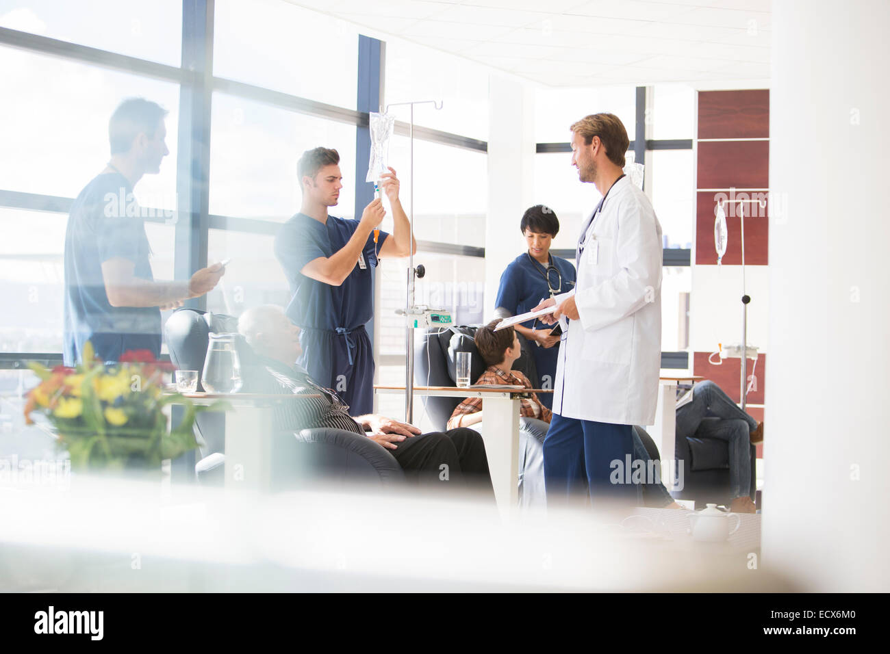 Ärzte kümmert sich um Patienten, die eine medizinischen Behandlung in der Ambulanz Stockfoto