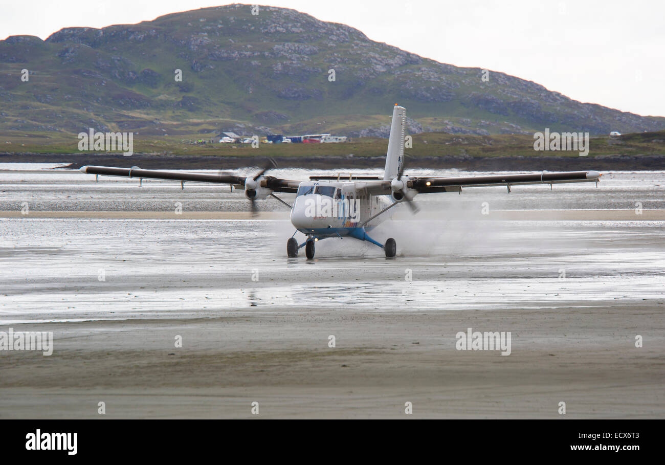 De Havilland (Kanada)-DHC-6 Twin Otter Serie 310 G-BYVK-Landung am nassen Strand auf der Insel Barra Airport Stockfoto