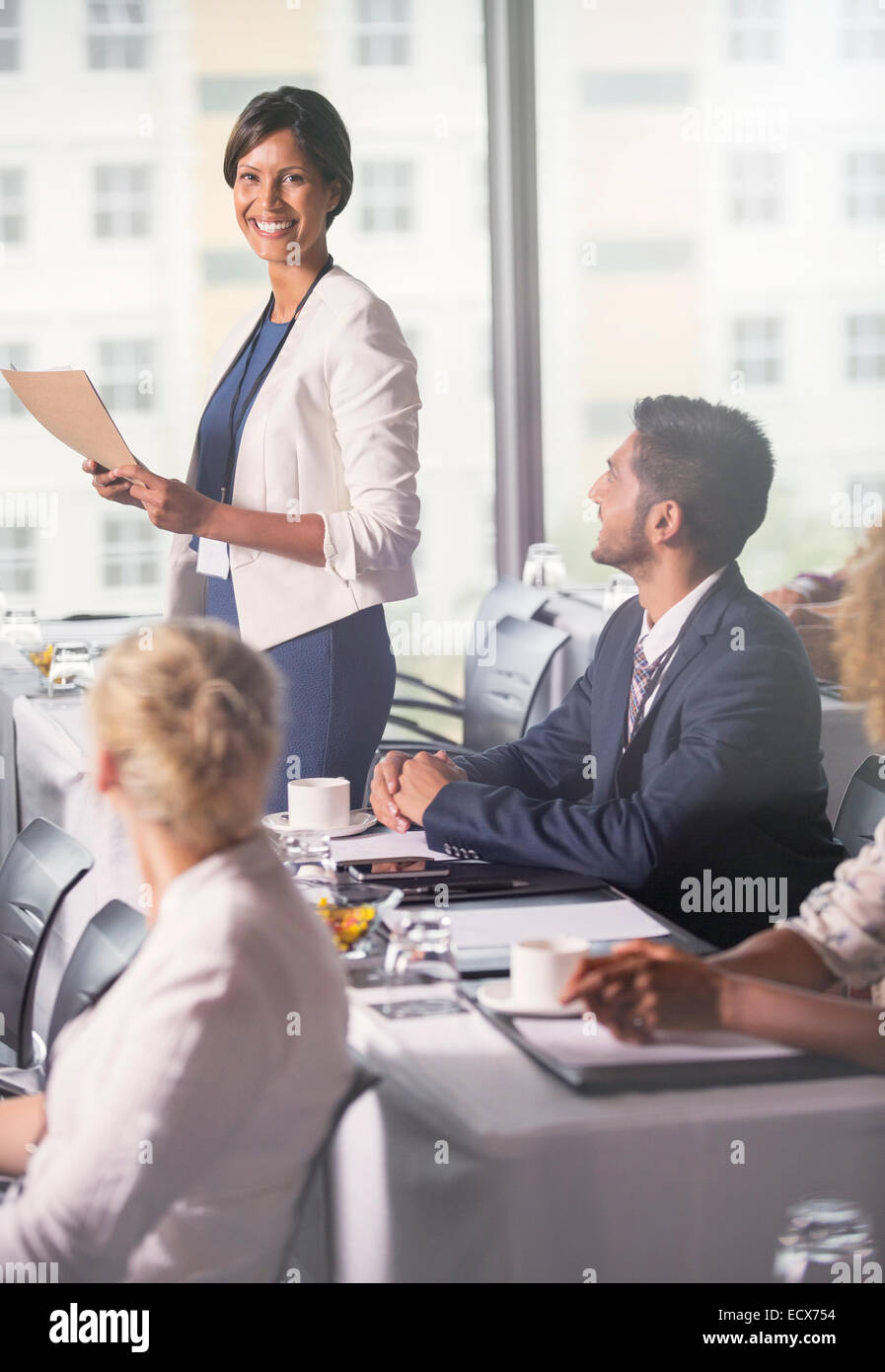 Porträt von Mitte adult Geschäftsfrau hält Vortrag im Büro Stockfoto