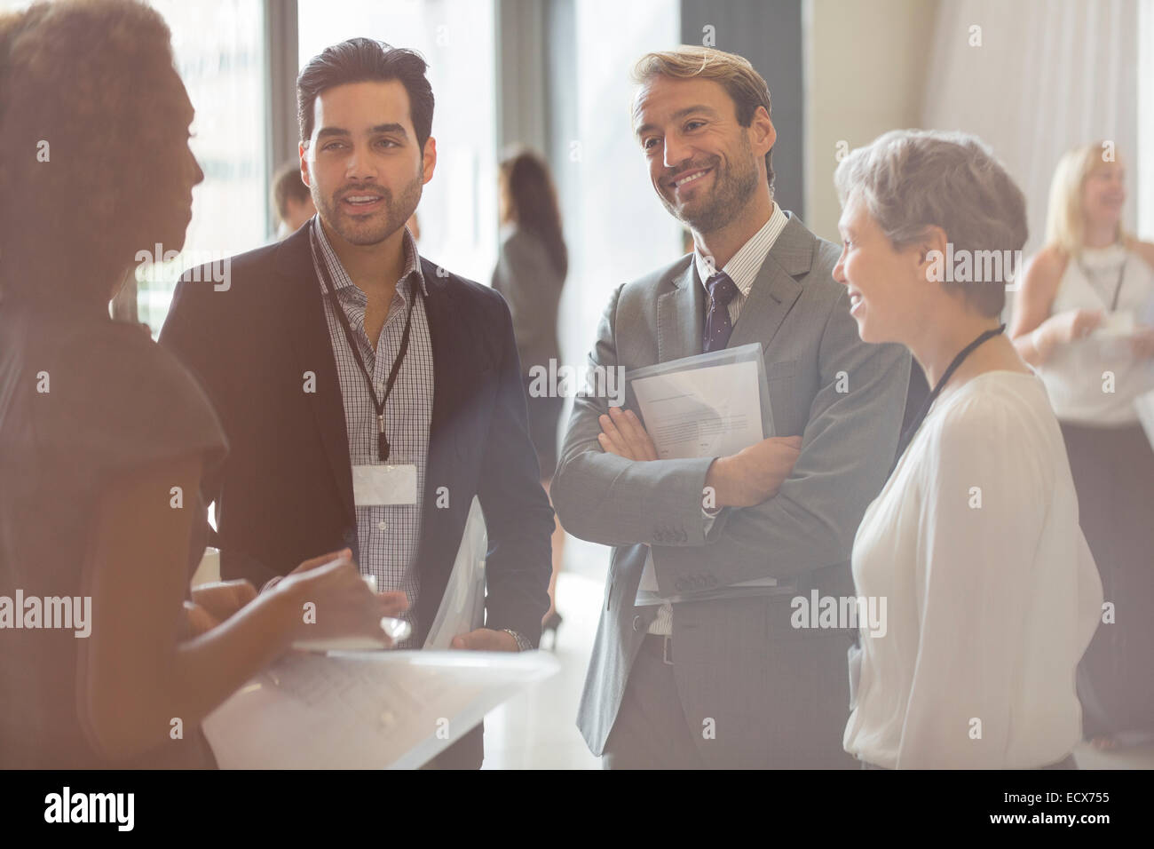 Gruppe von Geschäftsleuten lächelnd und diskutieren im Büro Stockfoto