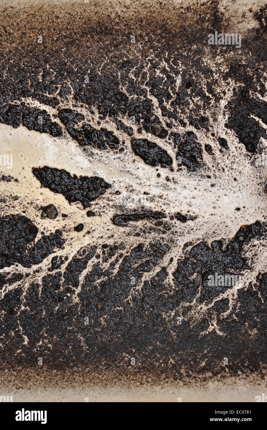 Natürliche Muster links in einer Badewanne nach dem Reinigen und Entleeren der großen Schmutz. Stockfoto