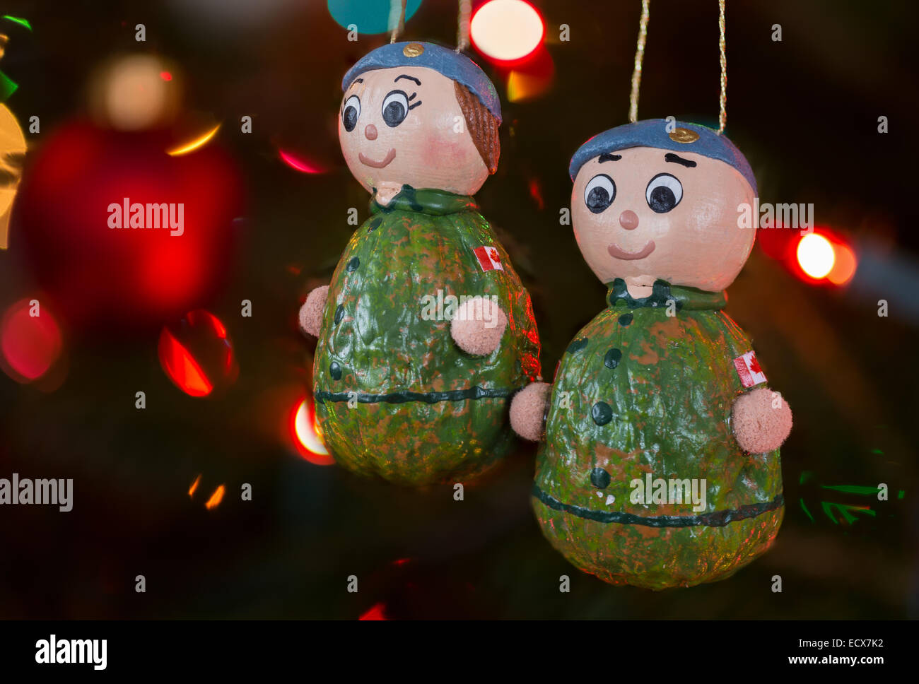 Weihnachtsschmuck aus Walnüssen, Darstellung der kanadischen Streitkräfte Luftwaffe Mann und Frau gemacht. Stockfoto