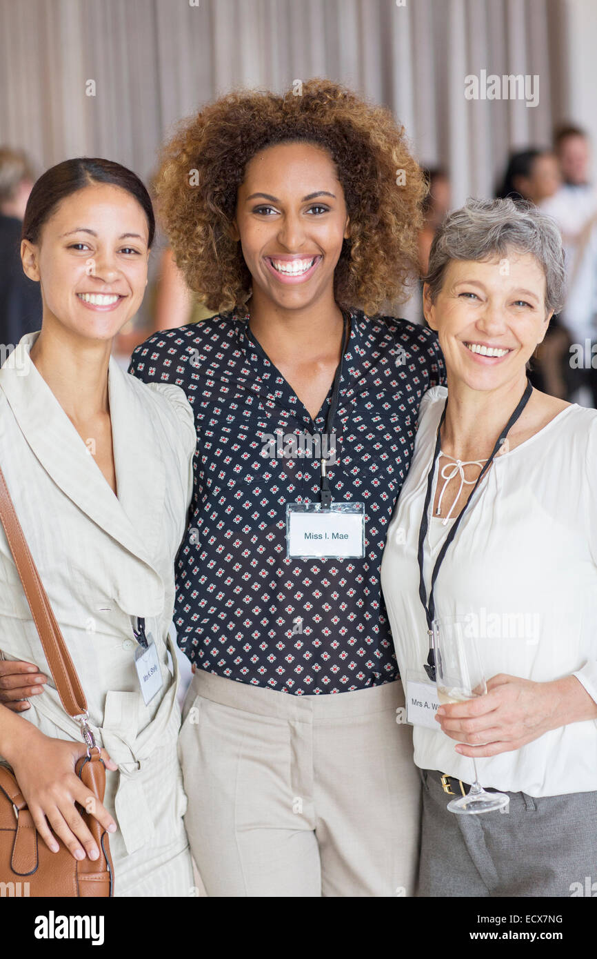 Porträt von drei Frauen, die Kamera Lächeln und während der Pause treffen Stockfoto
