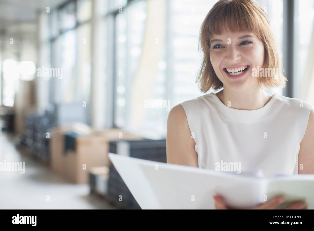 Geschäftsfrau, Lachen im Büro Stockfoto