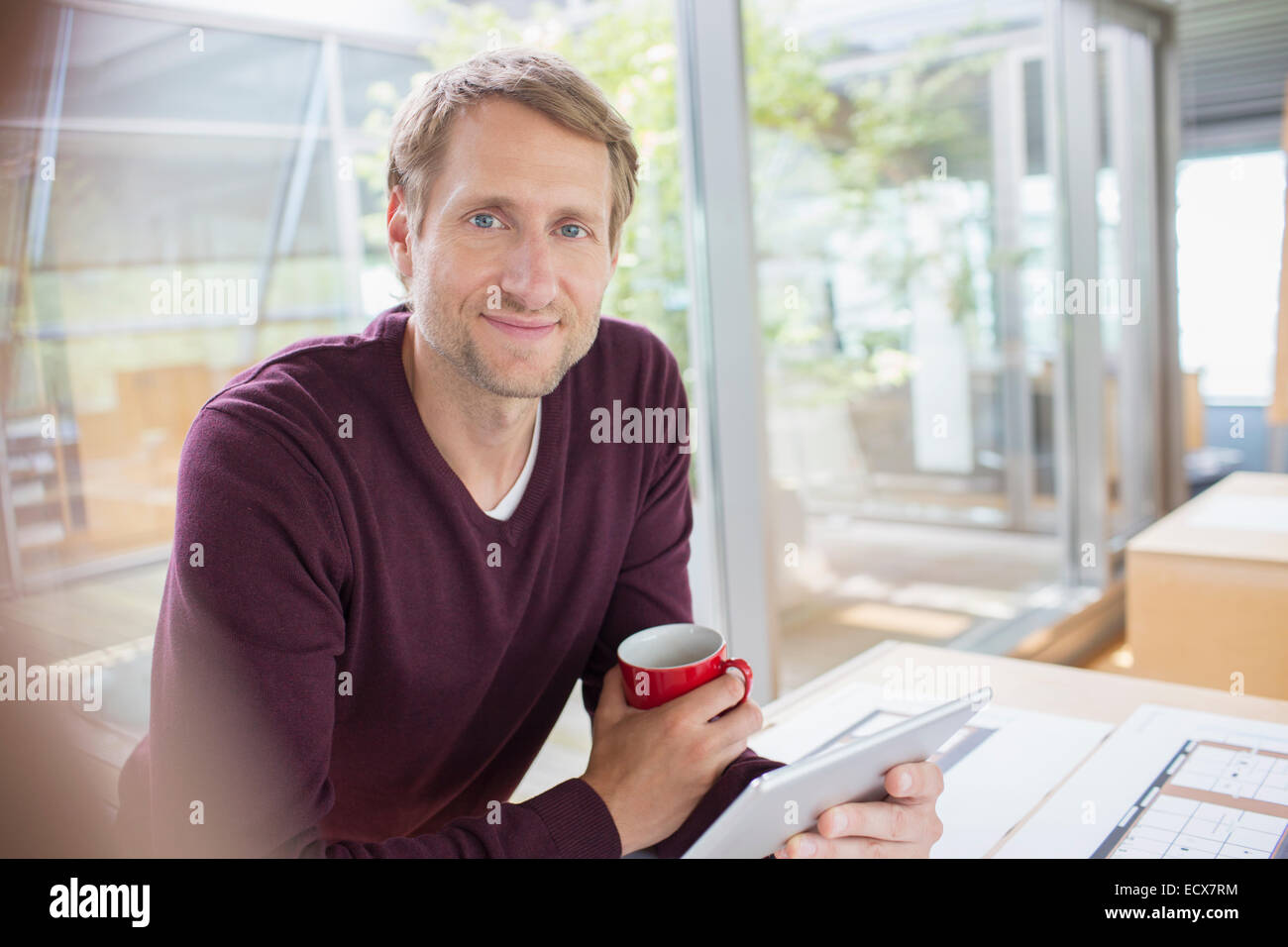 Geschäftsmann mit digital-Tablette am Schreibtisch Stockfoto