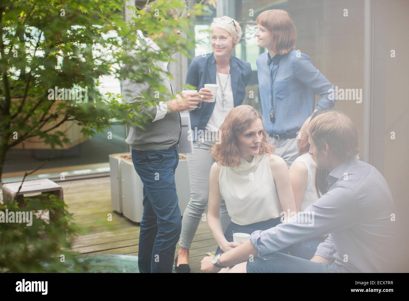 Business-Leute, die reden im Innenhof Stockfoto