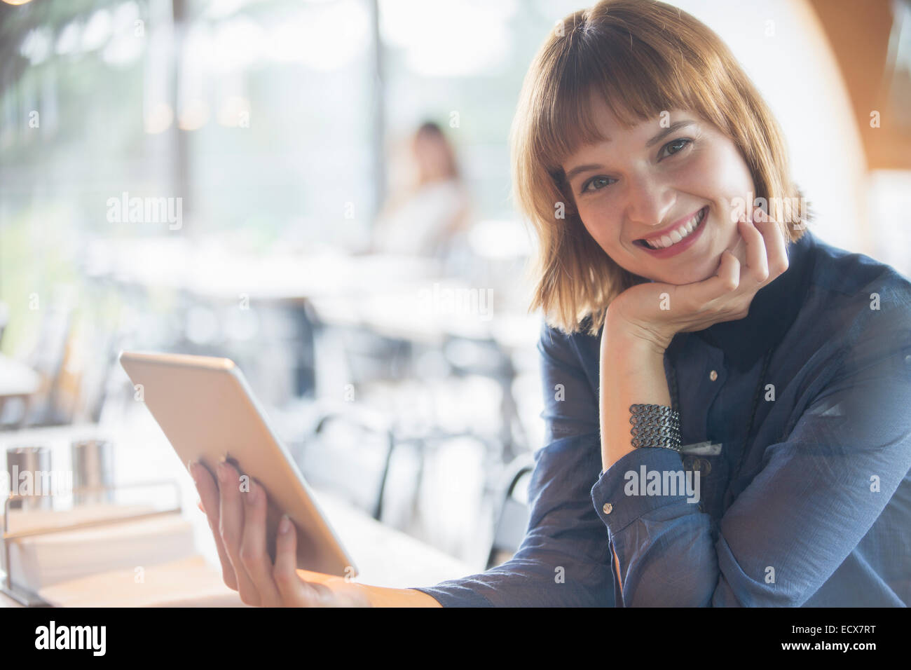 Geschäftsfrau mit digital-Tablette in cafeteria Stockfoto