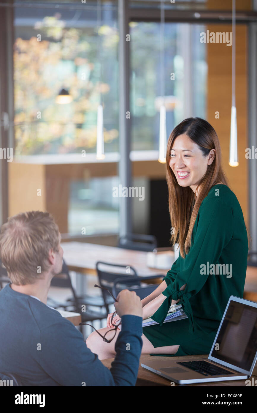 Geschäftsleute sprechen am Schreibtisch Stockfoto