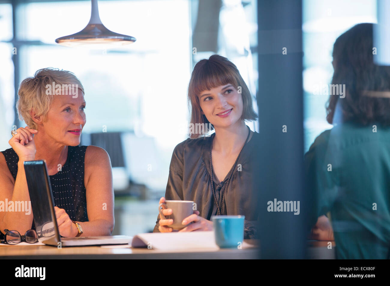 Unternehmerinnen im Gespräch im Büro treffen Stockfoto