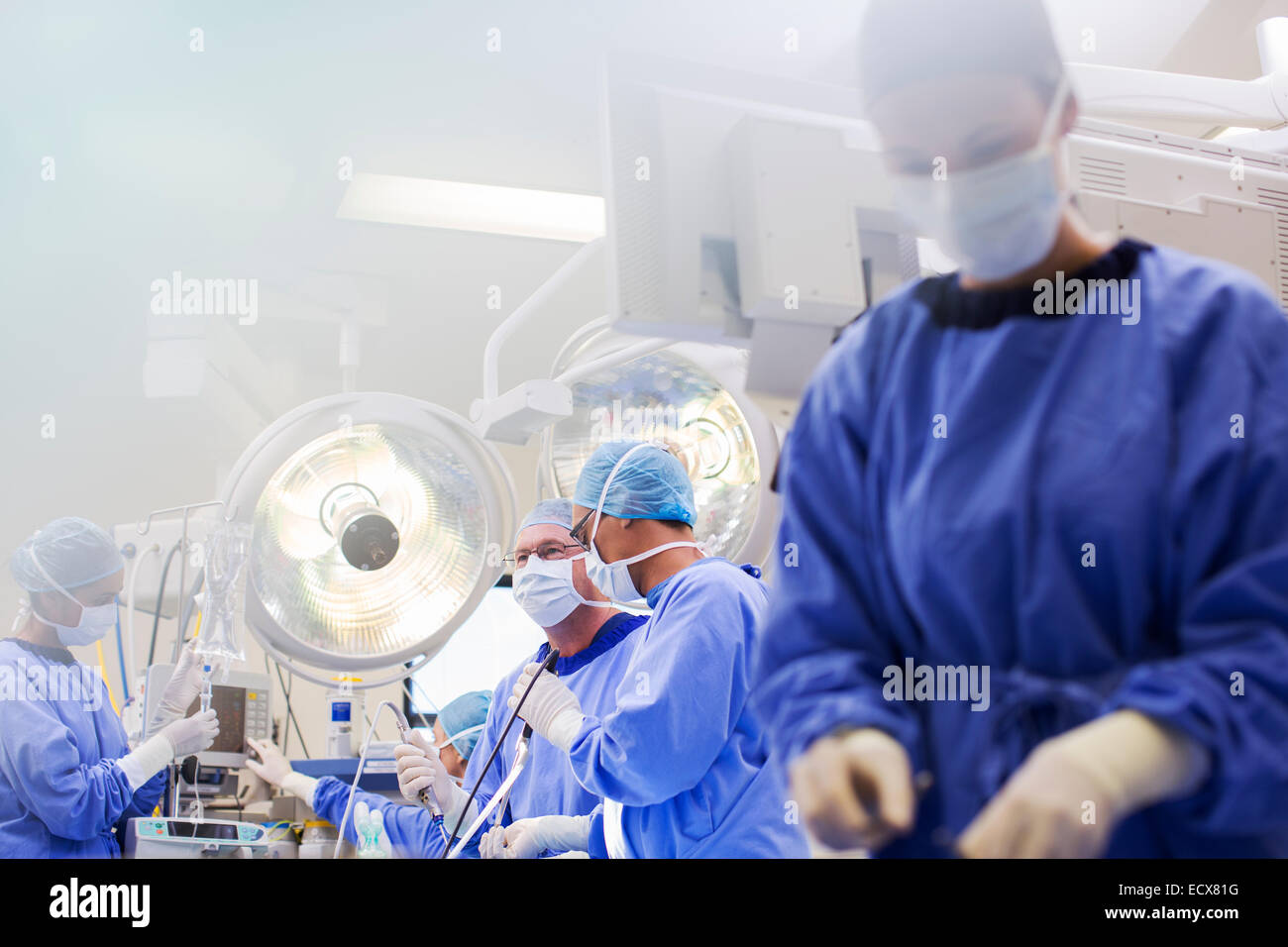 Junge Krankenschwester, die Vorbereitung von medizinischen Geräten während der Operation Stockfoto