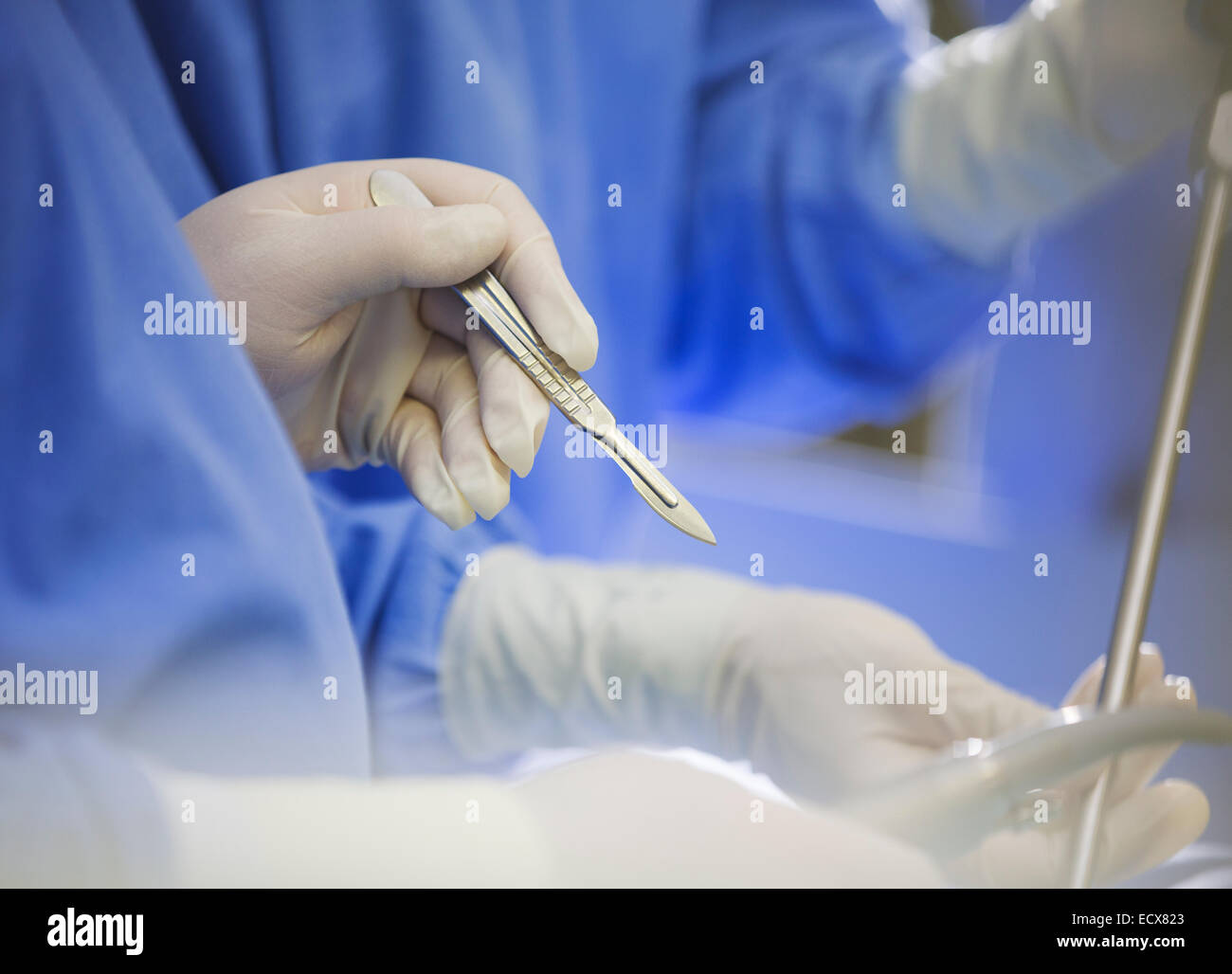 Reife Chirurg mit Skalpell während der Operation Stockfoto