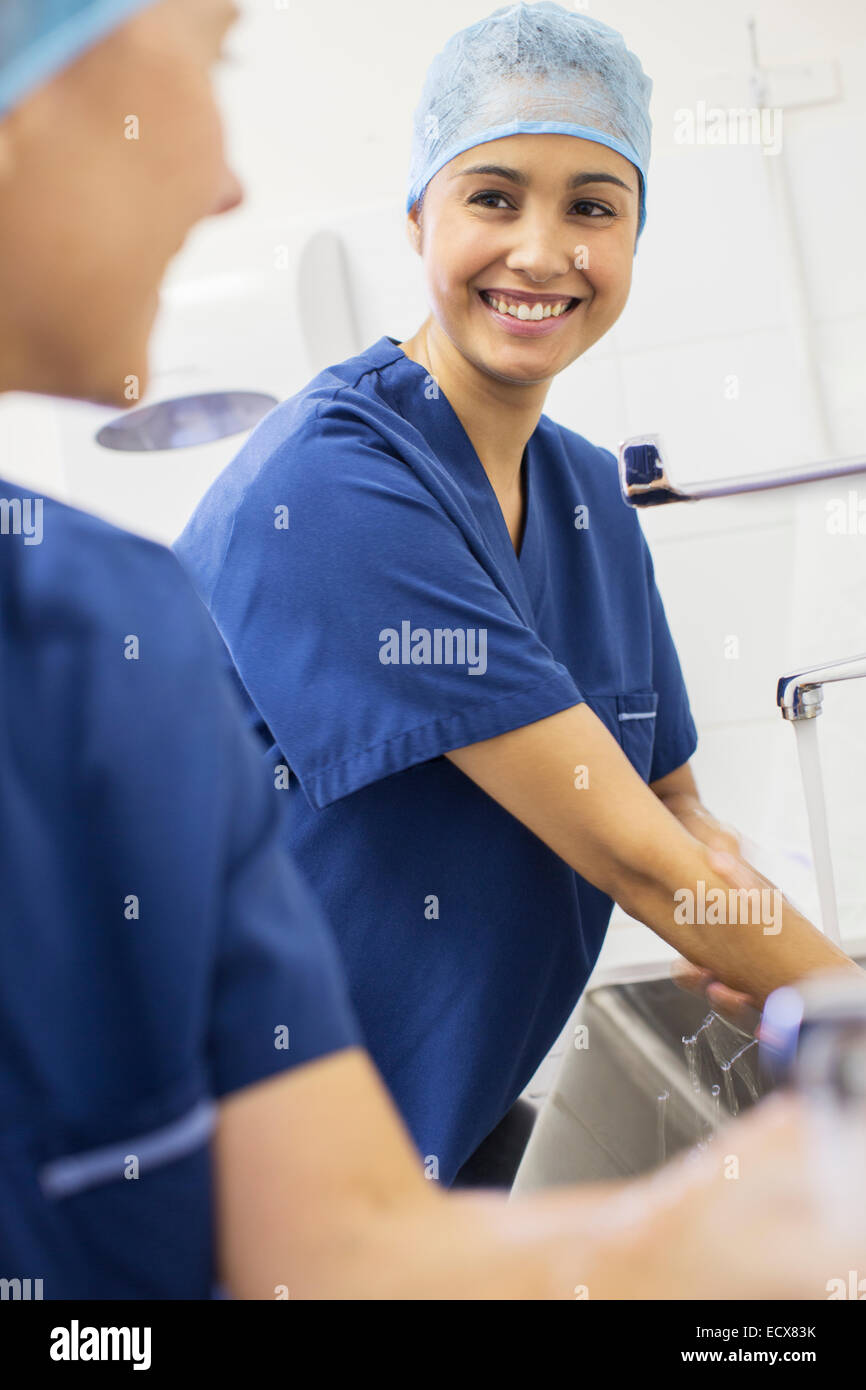 Zwei weibliche Chirurgen Händewaschen im Krankenhaus Stockfoto