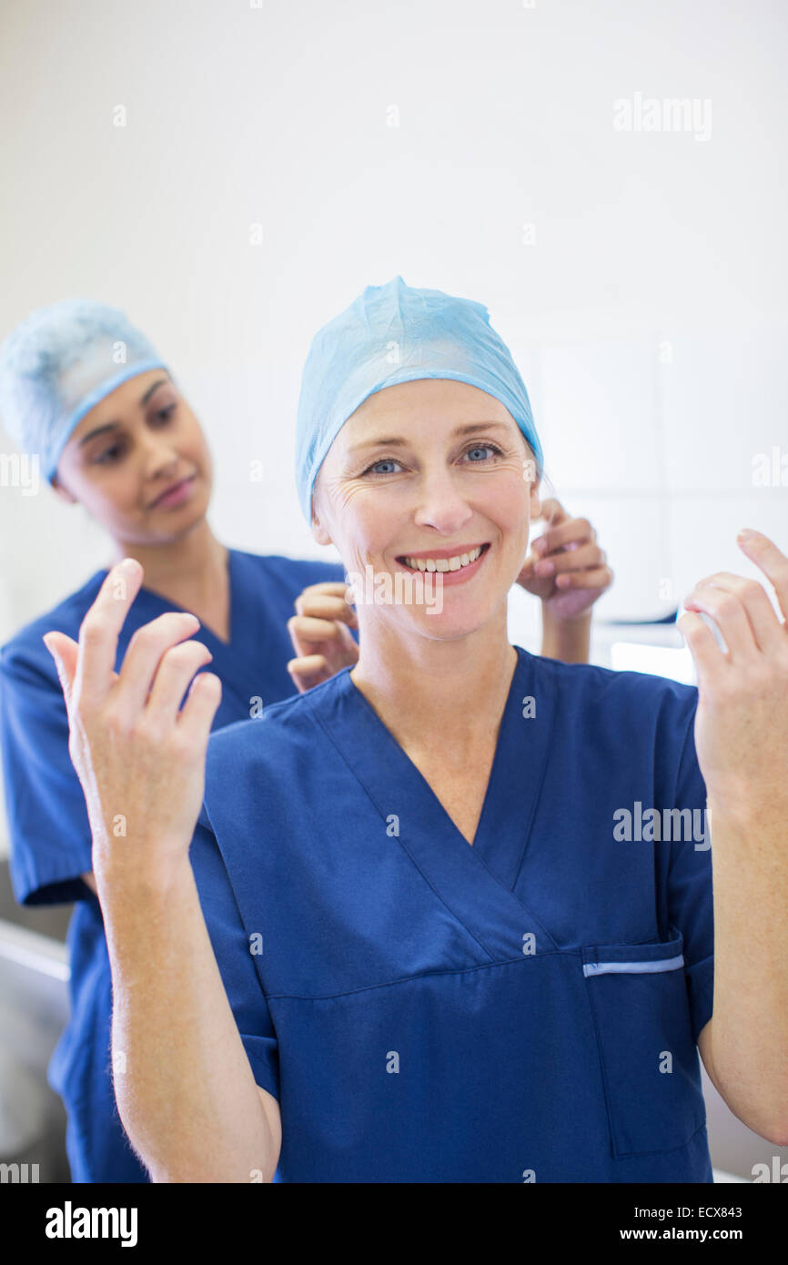 Zwei weibliche Chirurgen anziehen für den Betrieb Stockfoto