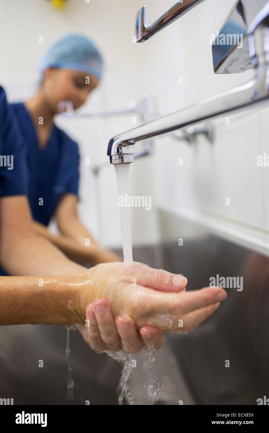 Nahaufnahme der Chirurg Hände unter fließendem Wasser Stockfoto