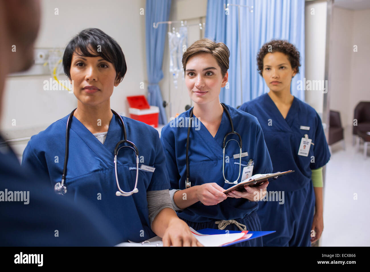 Team von Ärztinnen tragen scheuert sprechen in Spitalabteilung Stockfoto