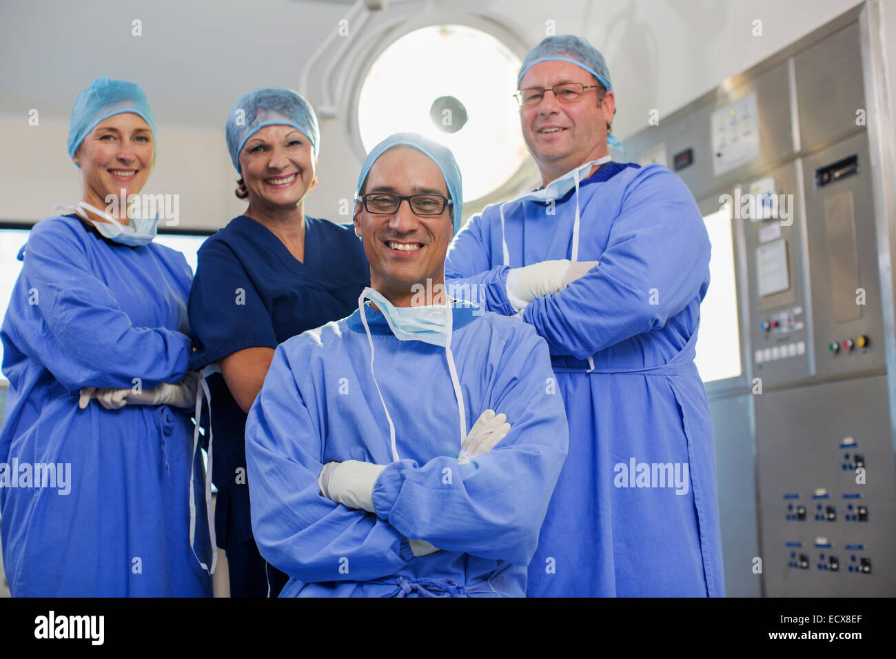 Team von Ärzten, OP-Kleidung im Operationssaal tragen Stockfoto