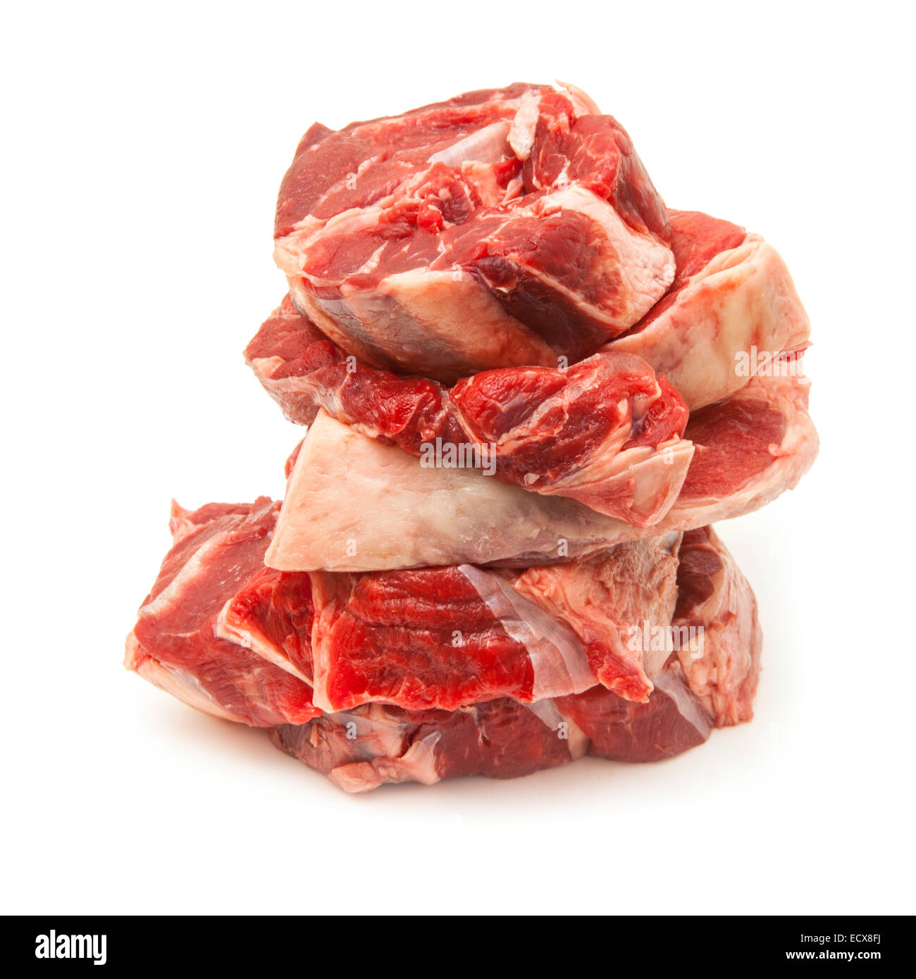 Ungekochte organische Shin von Rindfleisch isoliert auf einem weißen Studio-Hintergrund. Stockfoto