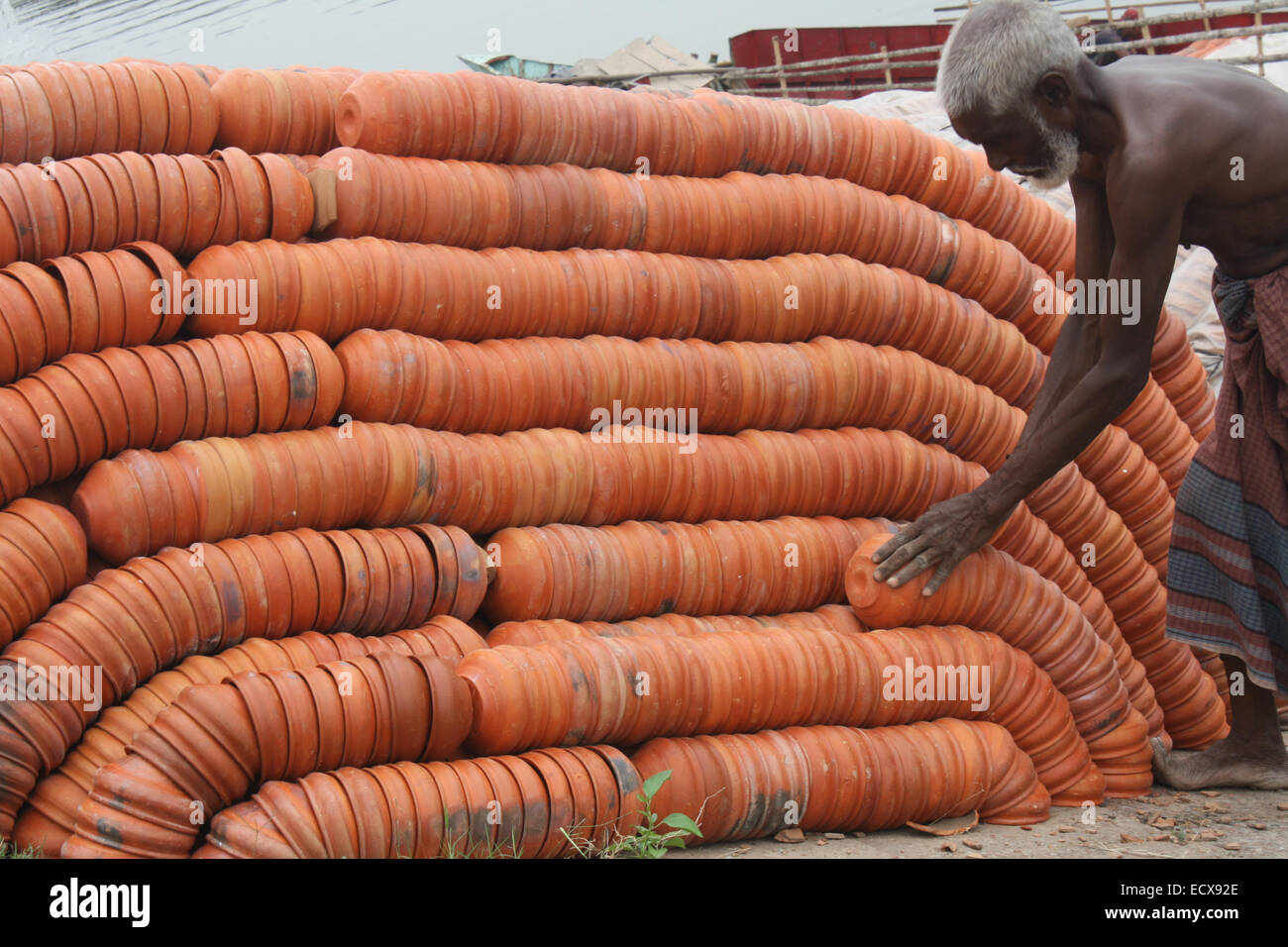 Ein Schlamm Topf Verkäufer Shop-halten für den Verkauf am Ufer des Flusses von Rayer Bazar in Dhaka. Schlamm-Topf-Geschäft ist ein alte & traditionellen Geschäft Stockfoto