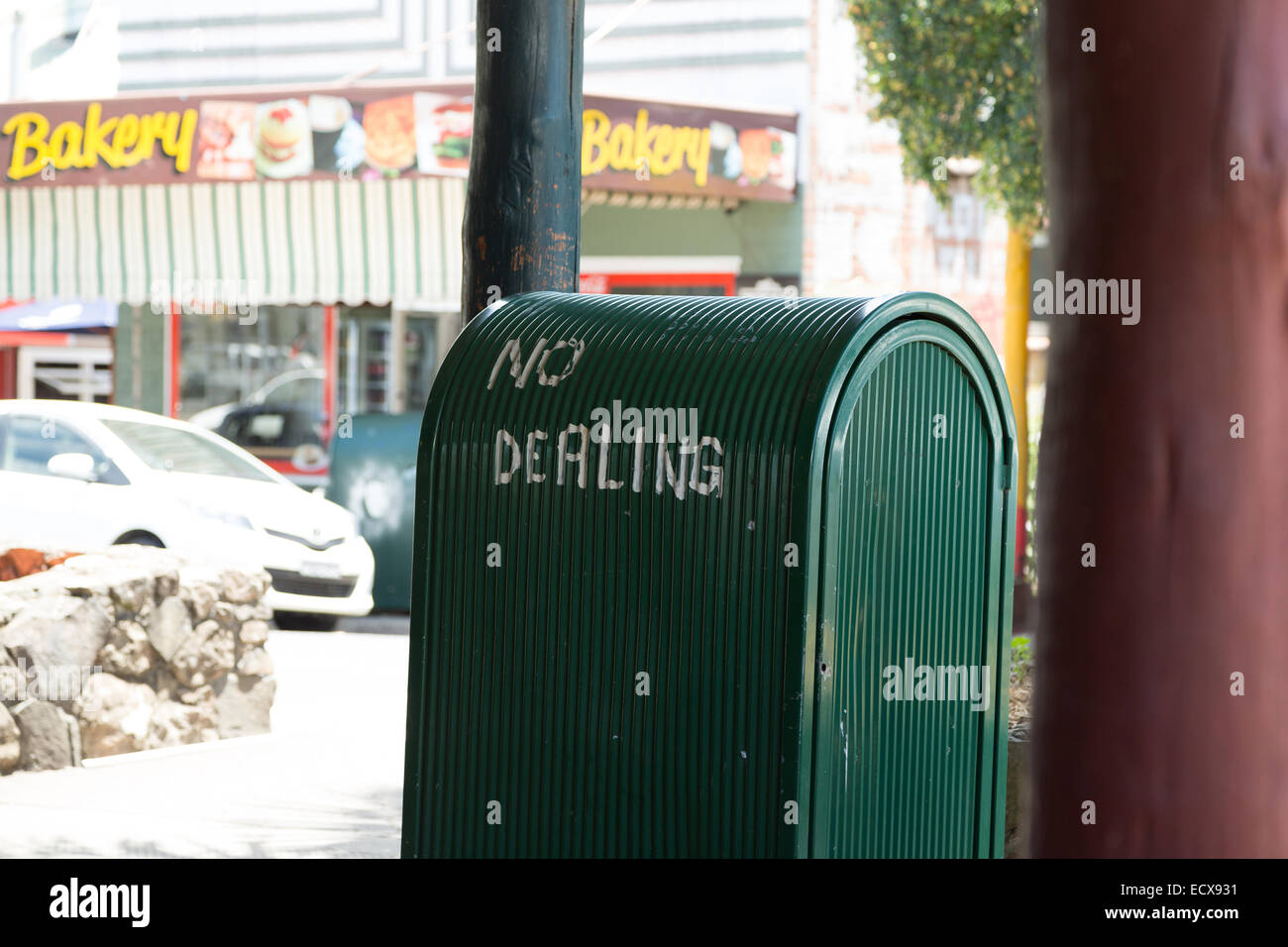 Ein Foto von ein handgemaltes Schild in Nimbin, NSW, Australien. Nimbin ist berühmt für seine Offenheit gegenüber Drogen. Stockfoto