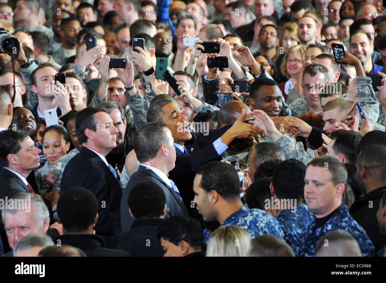 US-Präsident Barack Obama begrüßt Service-Mitglieder nach einer Rede markiert das Ende der Kampfhandlungen in Afghanistan während eines Besuchs in Joint Base McGuire Dix 15. Dezember 2014 in Lakehurst, New Jersey. Stockfoto