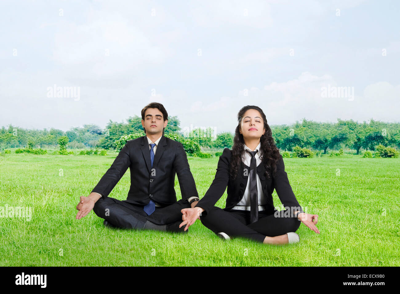 2 indische Mitarbeiter Geschäftskollegen Yoga Meditation Stockfoto