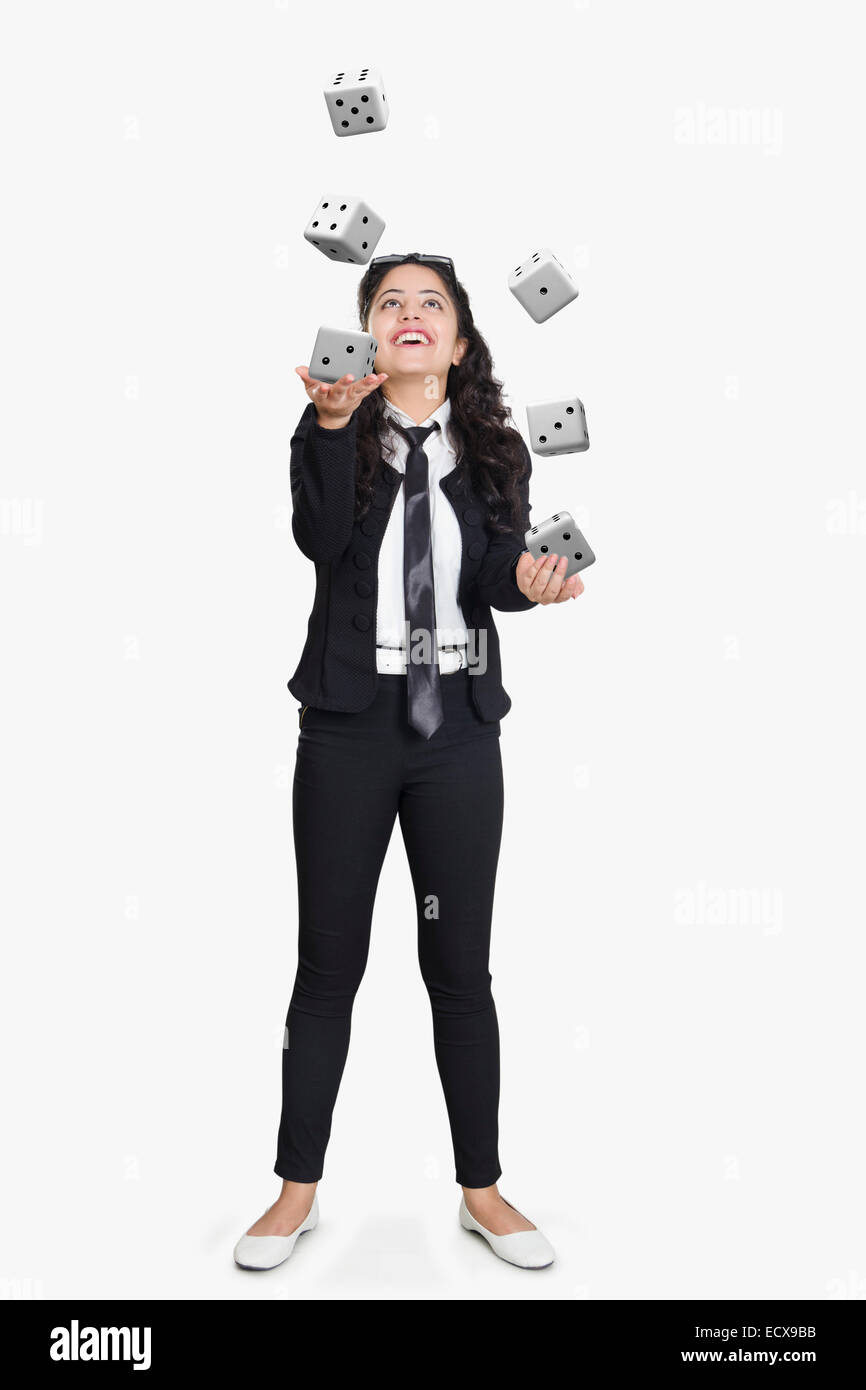 1 indische Business-Frau beim Würfelspiel Stockfoto