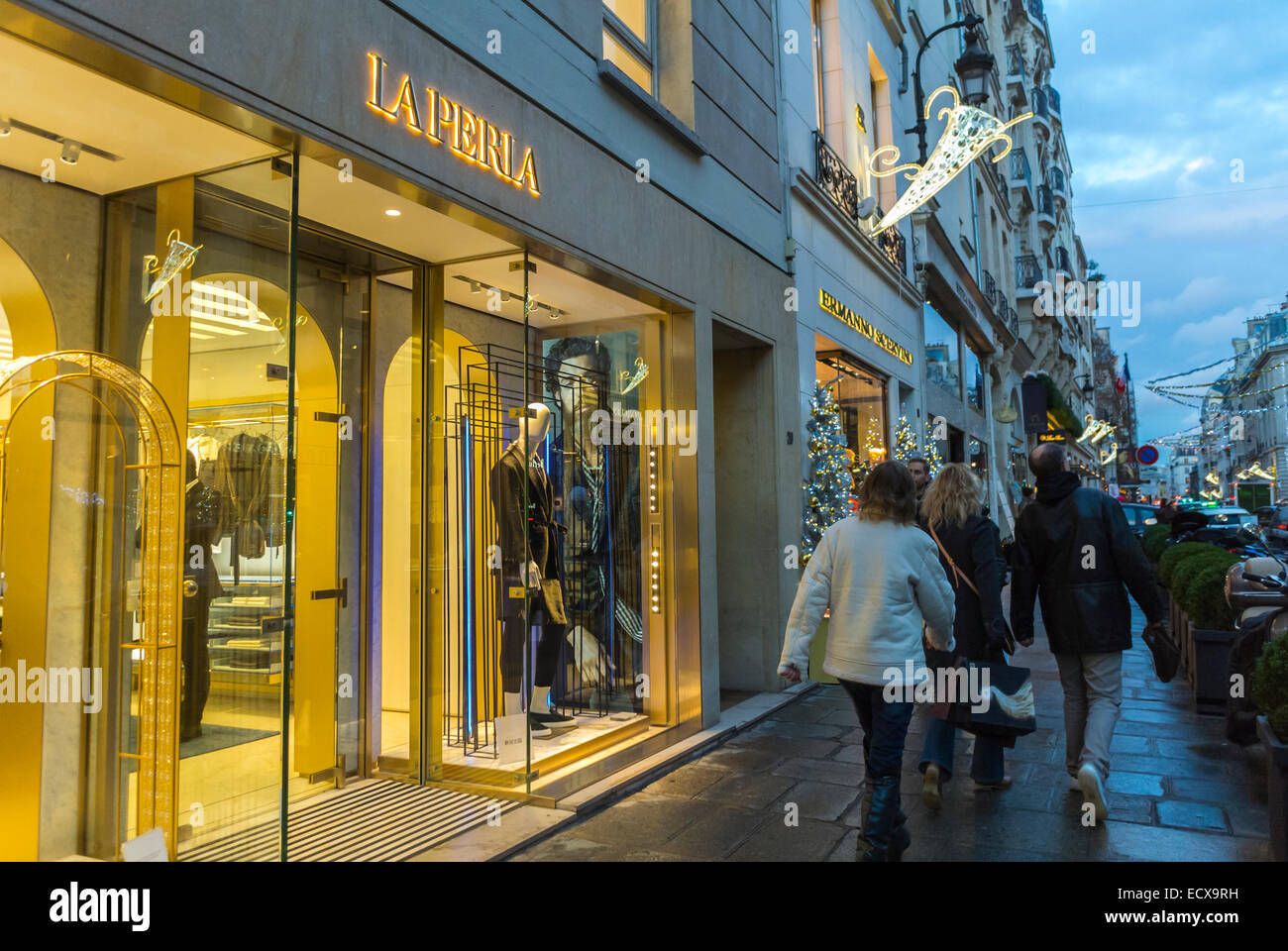 Paris, Frankreich, Menschen zu Fuß, Christmas Shopping, draußen  Straßenszenen, Nacht, Luxus Schaufensterbummel, "La Perla" Schaufenster,  Store-Front Stockfotografie - Alamy