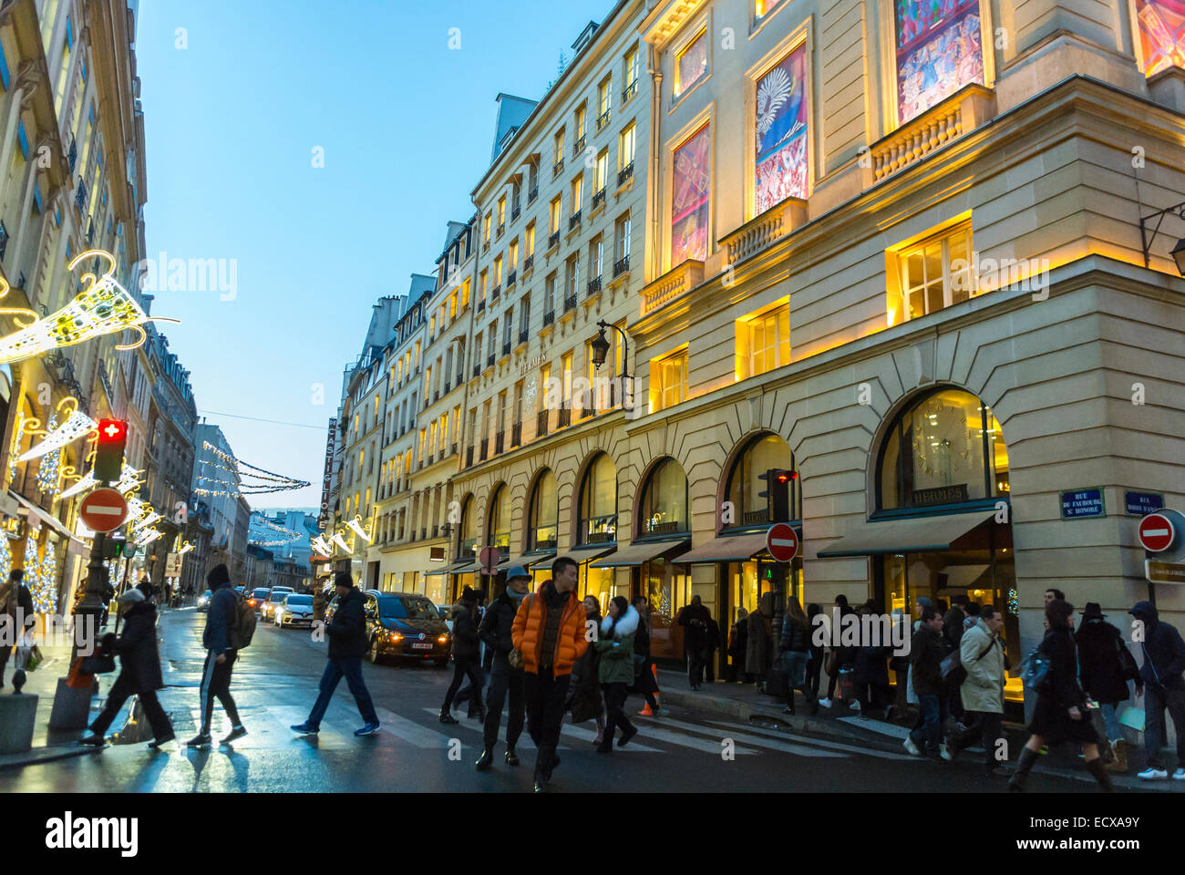 Paris, People Christmas Shopping, Outside Parisian Street Scenes, Night, Luxury Shops, Rue du Faubourg Saint Honoré, Hermés Shop Front, Centre Fashion Stockfoto