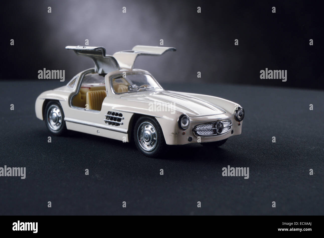 Weiß Mercedes Modellautos auf dunklem Hintergrund Stockfoto