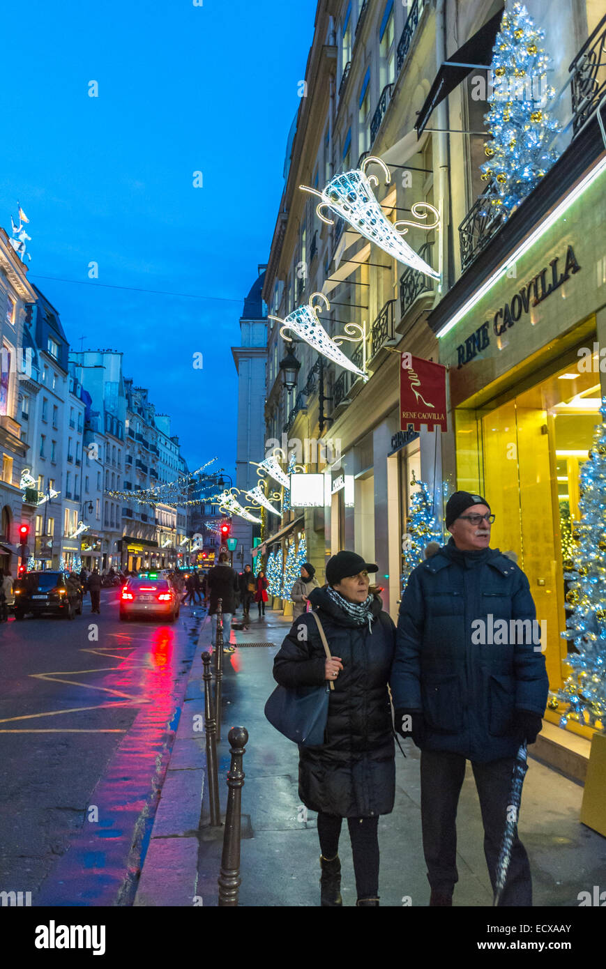 Paris, Straße, paar zu Fuß genießen, Weihnachts-Lichter-Dekor, außerhalb Nacht Luxus Window-Shopping, Shops, (Rue Faubourg Saint Honoré) "Caovilla" Stockfoto