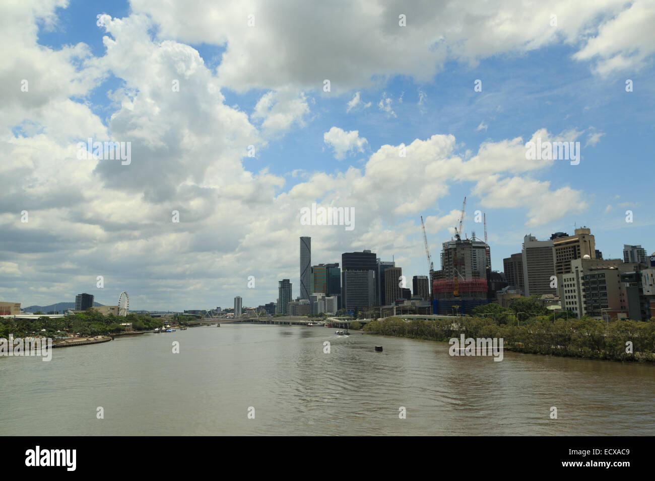 Ein Foto von den Brisbane River, aufgenommen an einem sonnigen Tag mit einigen flauschige weiße Wolken. Stockfoto
