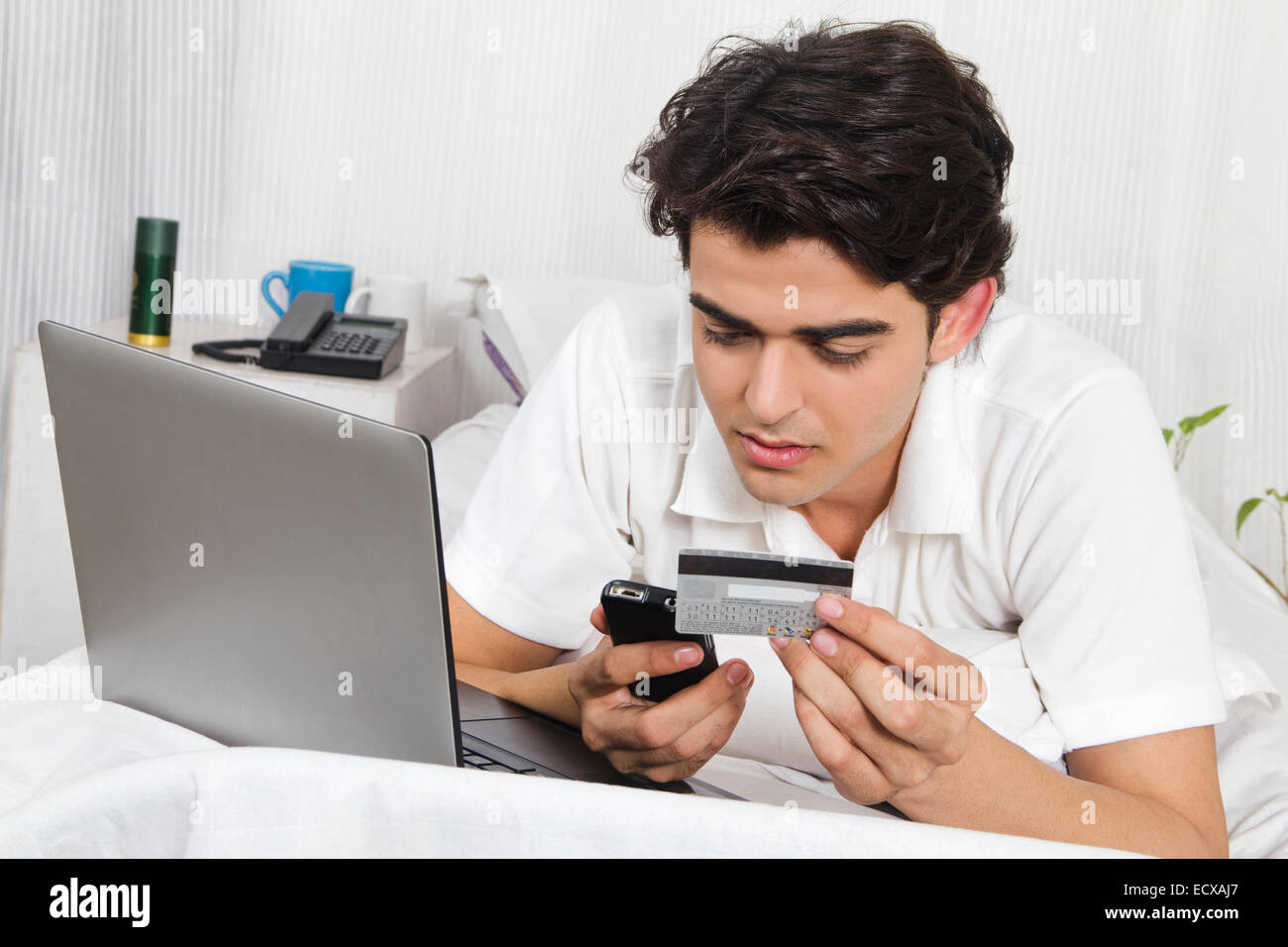 1 indische Junge Laptop Online shopping per Kreditkarte Stockfoto