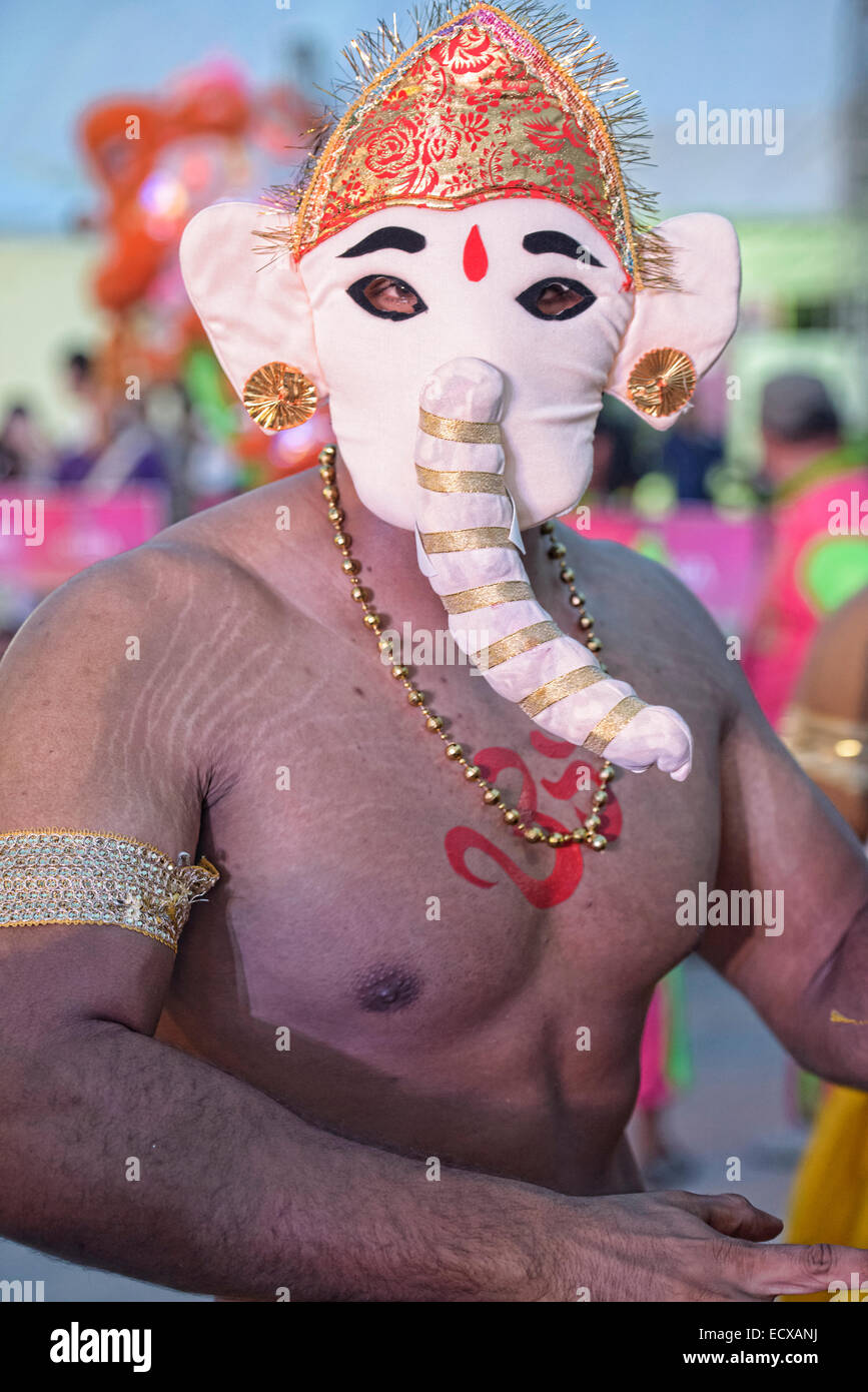 Durchführung von Indian Ganesha Maske Elefant Tänzerin, Mumbai Stockfoto