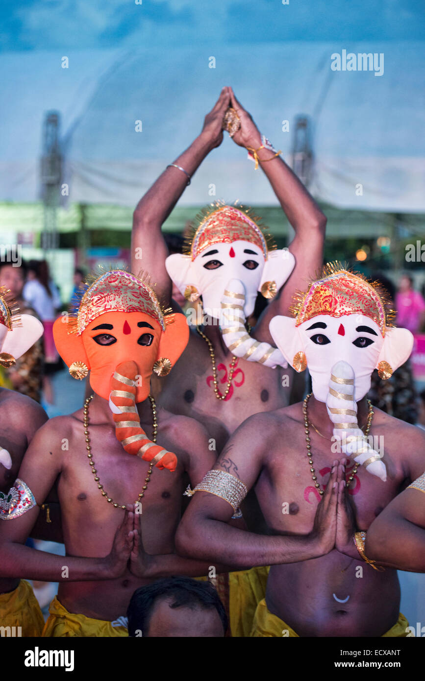 Durchführung von Indian Ganesha Maske Elefant Tänzer, Mumbai Stockfoto