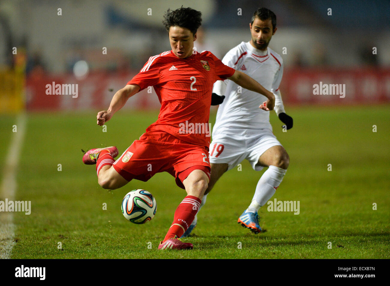 Chenzhou, Chinas Hunan Provinz. 21. Dezember 2014. Chinas Ren hängen (L) wetteifert mit Palästinas Abdulhamid F.M. Abuhabib bei CFA Team China International Fußballspiel in Chenzhou, Zentral-China Provinz Hunan, 21. Dezember 2014. Das Spiel endete 0: 0. Bildnachweis: Bai Yu/Xinhua/Alamy Live-Nachrichten Stockfoto
