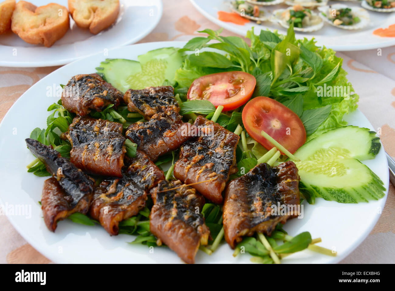 Nahaufnahme von gebratenen Aal mit Gemüse und grünen Stockfoto