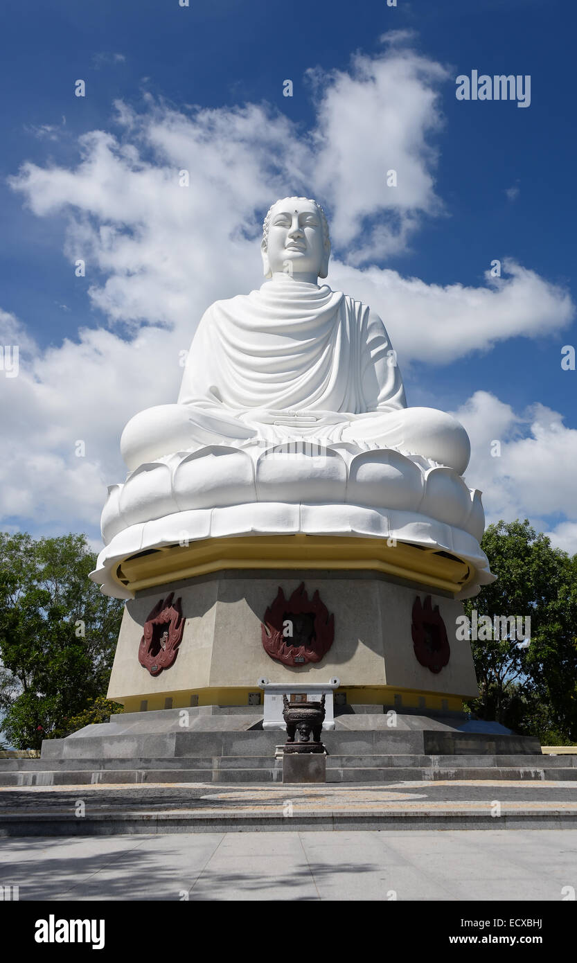 Buddha von Long Son Pagode. Nha Trang, Vietnam Stockfoto