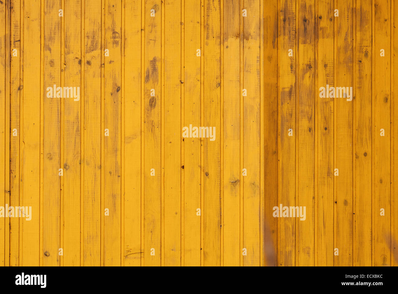Gelbe Wand aus Holzbrettern, Foto Hintergrundtextur Stockfoto