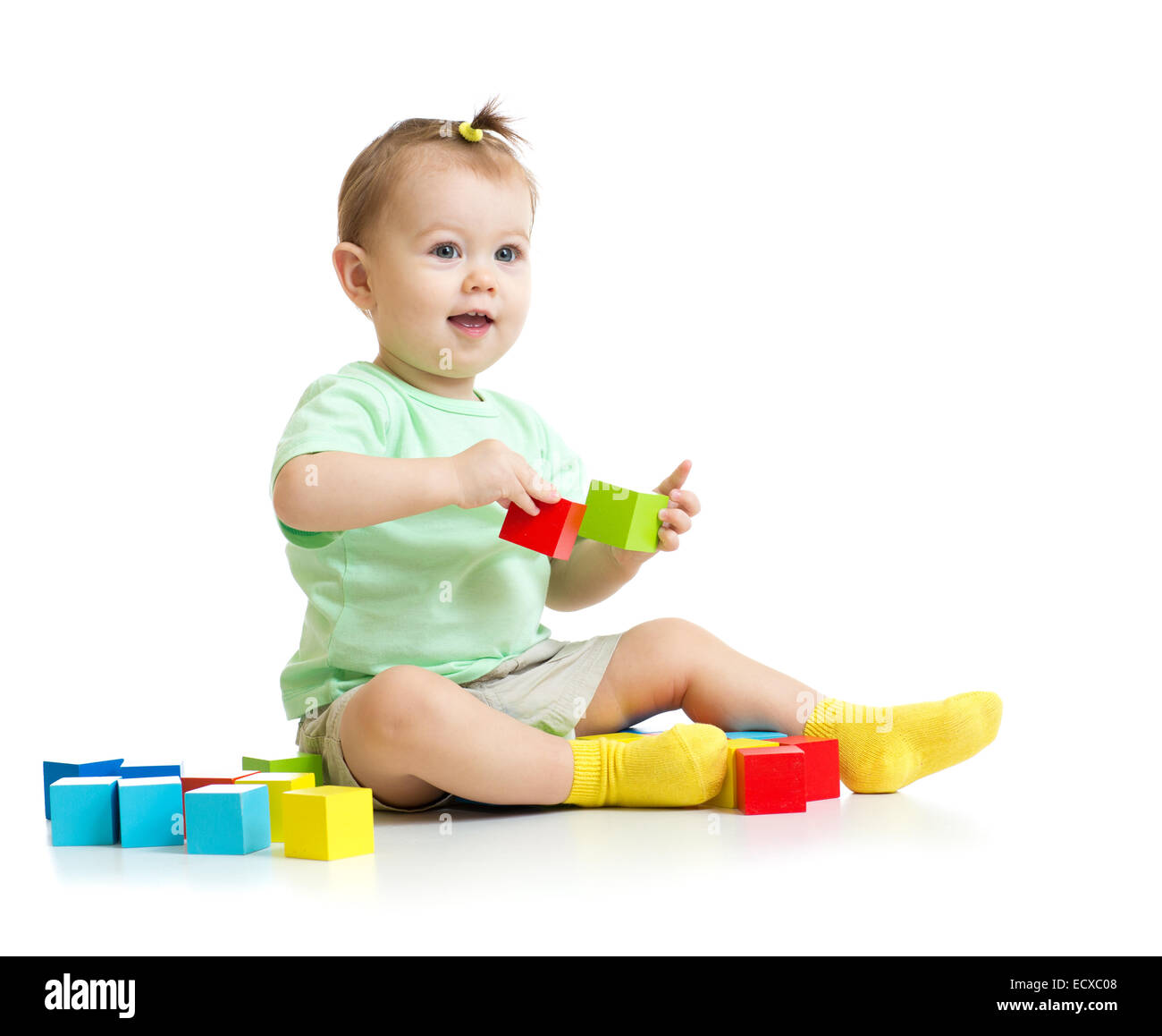 Baby spielt mit bunten Holz Bausteine isoliert Stockfoto