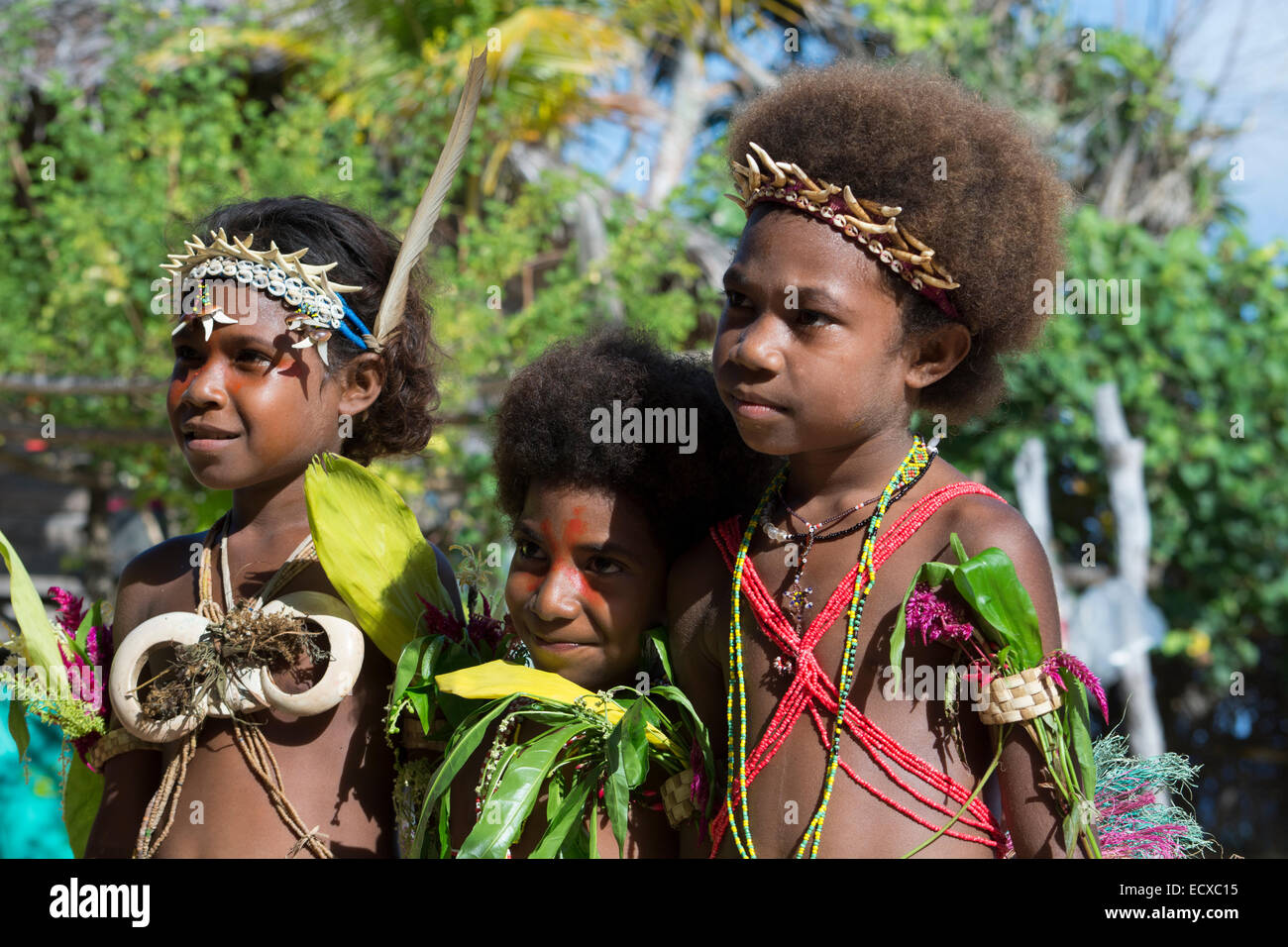 Melanesien, Papua Neu Guinea, Tuam Insel Tuam Dorf. Traditionelles Dorf Sing-Sing. Junge Mädchen in Tracht. Stockfoto