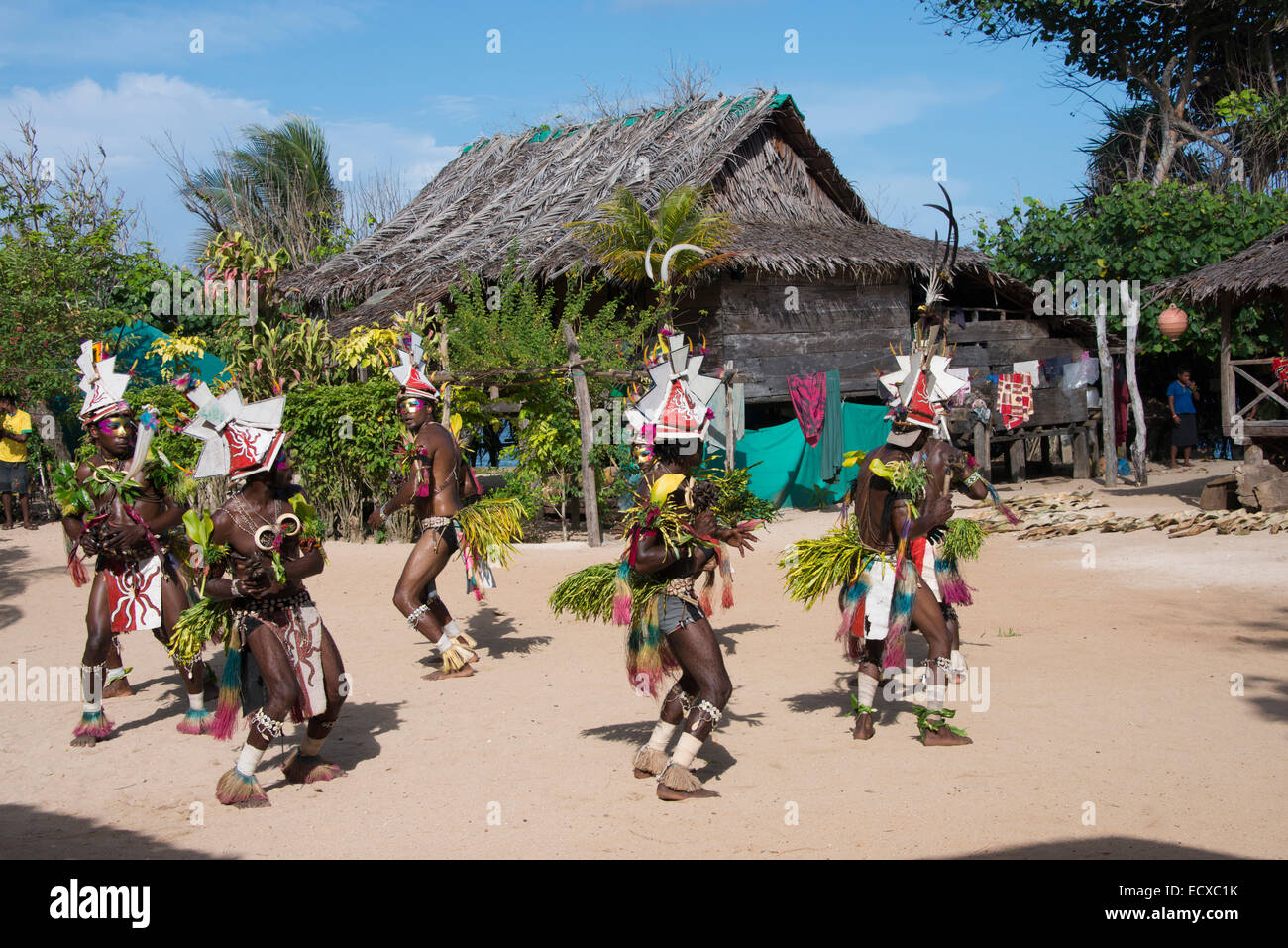 Melanesien, Papua-Neu-Guinea, Bismarck-See Stadtviertel, Tuam Insel Tuam Village. Traditionelles Dorf Sing-Sing. Männlichen Tänzern. Stockfoto