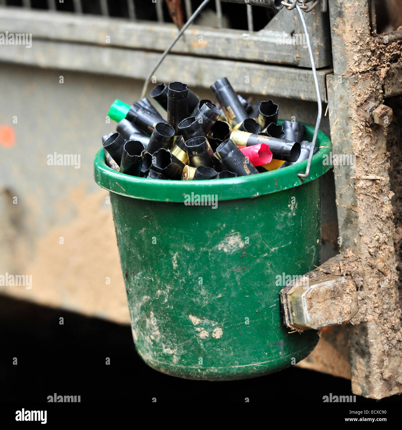leere Schrotflinte Patronen in einen Eimer Stockfoto