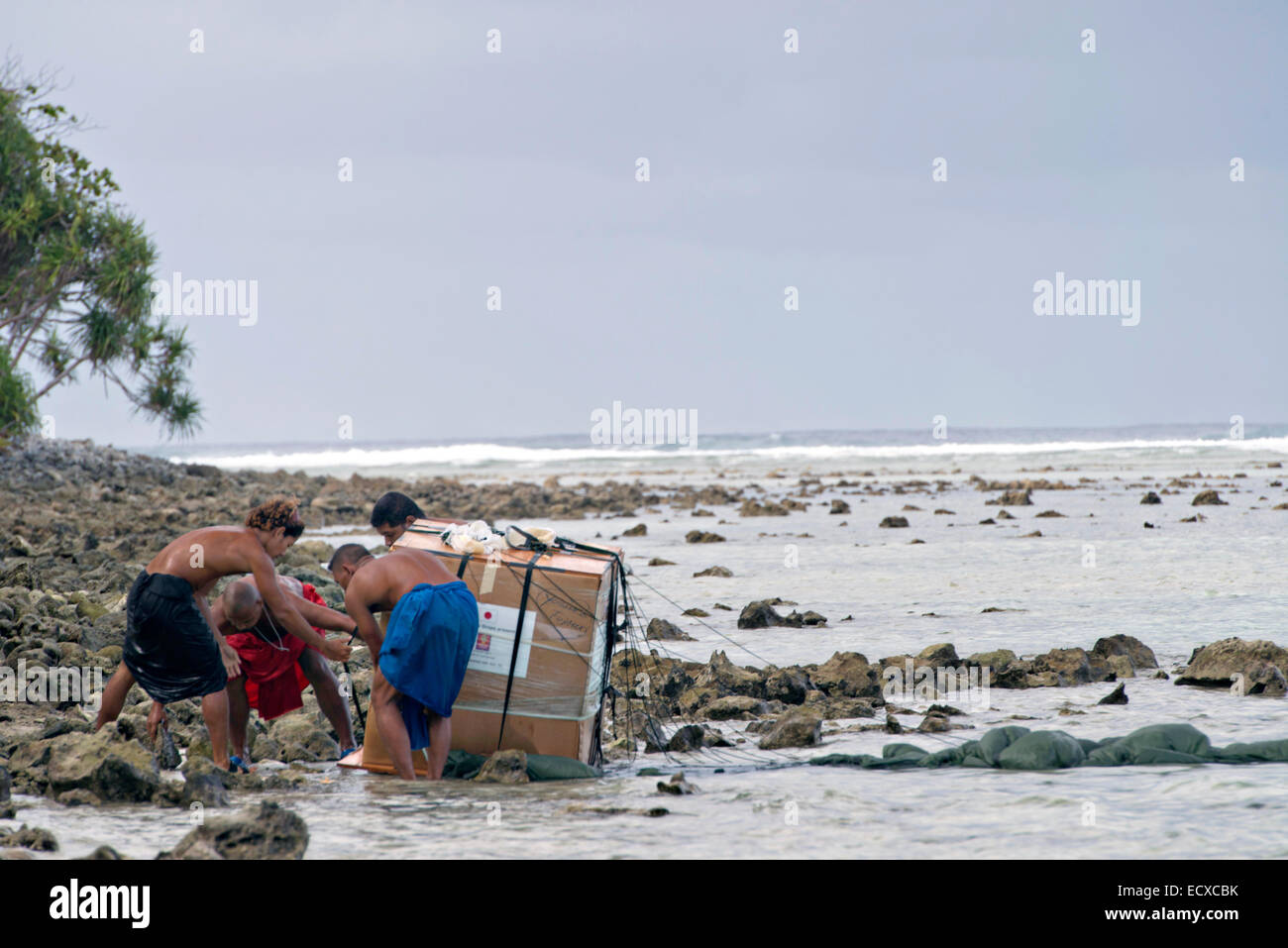 Pazifikinseln abrufen ein Bündel, die Luft auf ihrer Insel Betrieb Weihnachten fallen 9. Dezember 2014 in Mogmog, Ulithi Atoll, Mikronesien abgeworfen. Betrieb Weihnachten fallen hat Lieferungen einschließlich Nahrung, Kleidung, Medizin, Werkzeuge, Spielzeug zu den Islanders seit 63 Jahren geliefert. OCD ist die längste laufende US-Verteidigungsministerium humanitäre Operation in der Geschichte. Stockfoto