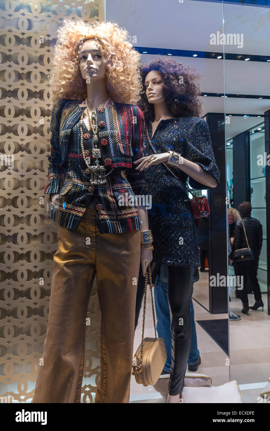 Paris, Frankreich, Designer Klamotten Label Shopping, Mannequins mode  kleidung auf dem Display im Schaufenster, Chanel Luxus haute couture  Innenraum, Clothing Store Stockfotografie - Alamy