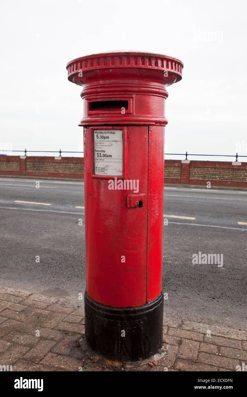 Säule-Box mit keine königlichen Chiffre für Schottland bestimmt, sondern durch Fehler in Eastbourne, Sussex, installiert. Stockfoto