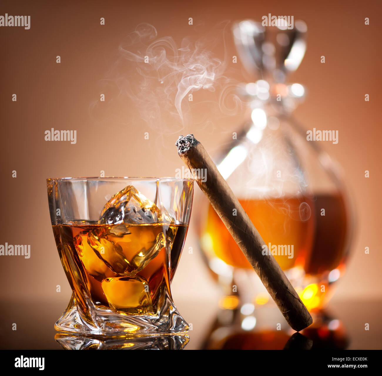 Zigarre auf Glas Whiskey mit Eiswürfeln Stockfoto