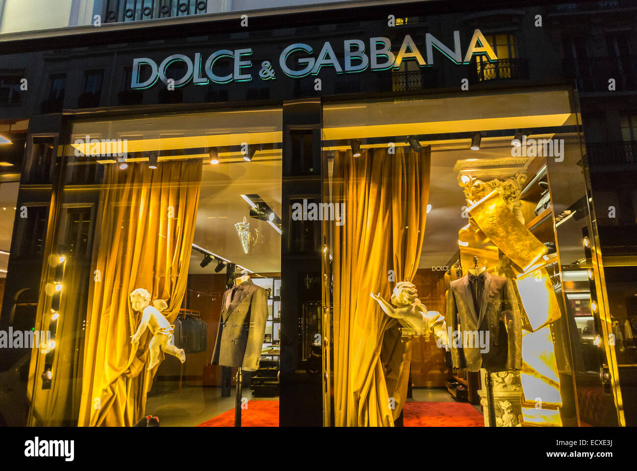 Paris, Frankreich, Einkaufen, draußen, Fenster in der Nacht, Luxusgeschäfte, „Dolce & Gabbana“, Schaufensterfronten, Rue Faubourg Saint Honoré Stockfoto