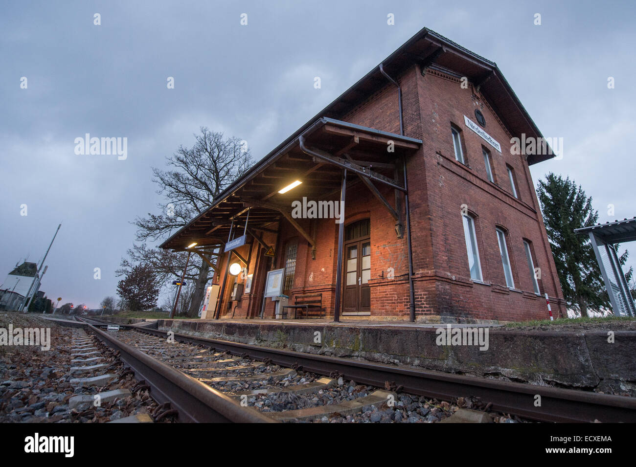 Niederlindhart, Deutschland. 21. Dezember 2014. Ein afrikanische Asylbewerber wurde von drei Uidentified Männer in einem regionalen Zug an der Station am Samstag (20. Dezember 2014) verprügelt. Nach Angaben der Polizei die 18-j hrige Opfer erlitt Platzwunden des Kopfes und wurde in ein Krankenhaus aufgenommen. Die unbekannten Täter floh die Szene.  Bildnachweis: Dpa picture Alliance/Alamy Live News Stockfoto