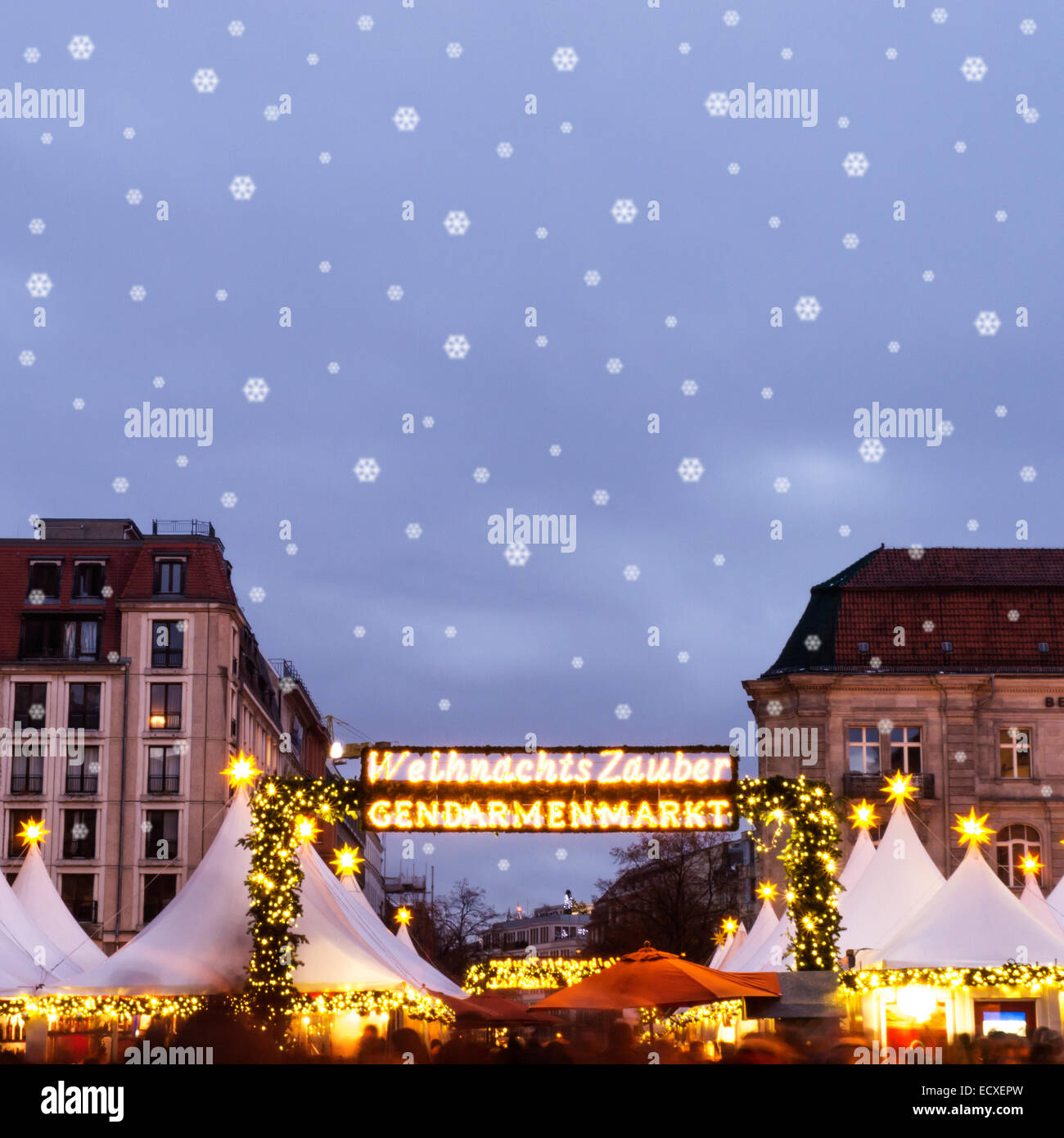 Weihnachtsmarkt am Gendarmenmarkt in Berlin mit Schneeflocken Stockfoto