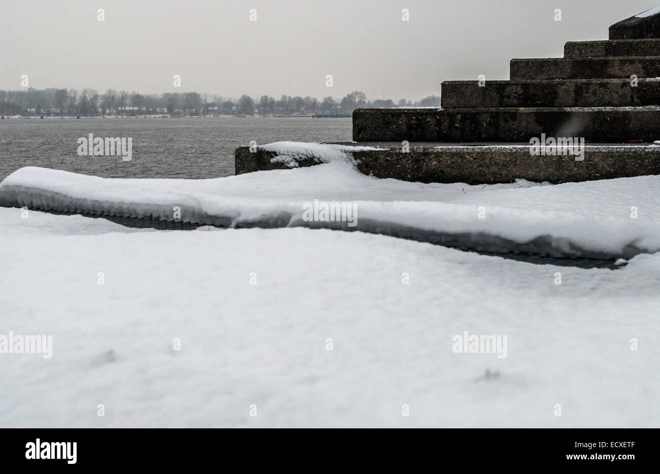 schneebedeckte Schritte mit Amsterdam Hafen Hintergrund Stockfoto